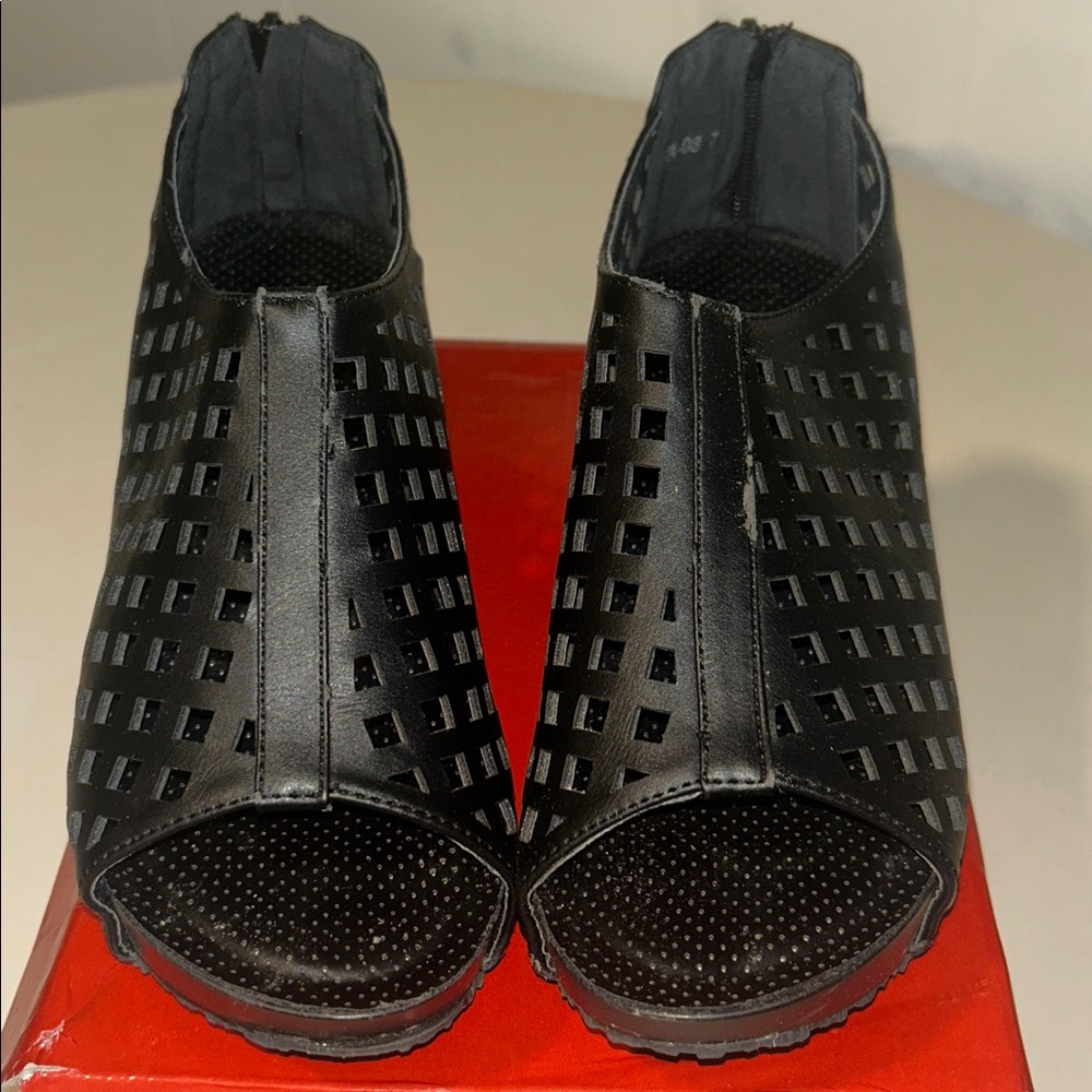 “SEND UR BEST OFFER?” Fun & Sexy “ELVA”  Black Cutout Peep-Toe Ankle Boots…🥰🥰 - Picture 2 of 6